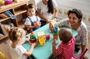 Leidster speelt en praat met kinderen